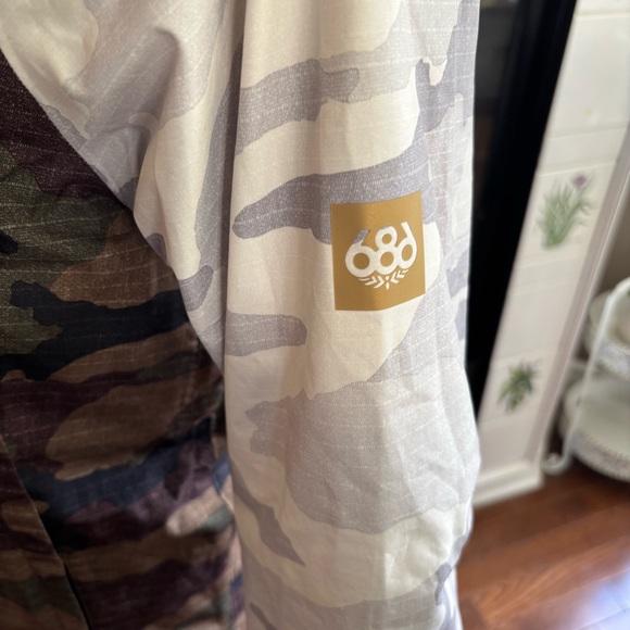 686 Glcr Camouflage Hooded Ski or Snowboard Jacket - Picture 8 of 16